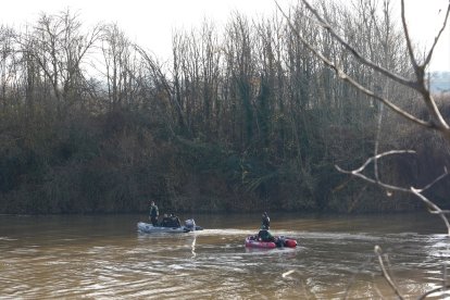 La Guardia Civil trabaja en el rescate de los cadáveres de los ocupantes del ultraligero.- ICAL