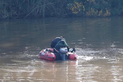 La Guardia Civil trabaja en el rescate de los cadáveres de los ocupantes del ultraligero.- ICAL