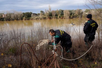 Los Geas colocan un cabo para intentar remolcar el ultraligero siniestrado en Villamarciel.- ICAL.