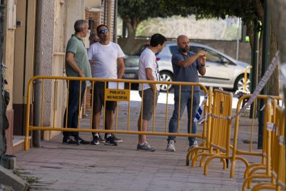 Vecinos afectados del edificio de la calle Goya que sufrió una explosión de gas. -PHOTOGENIC
