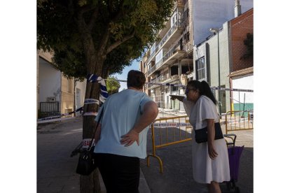 Vecinos afectados del edificio de la calle Goya que sufrió una explosión de gas. -PHOTOGENIC