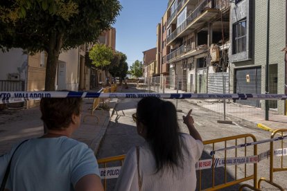 Vecinos afectados del edificio de la calle Goya que sufrió una explosión de gas. -PHOTOGENIC