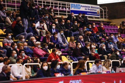 Público asistente al pabellón Pisuerga ante CB Prat. / LOSTAU