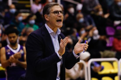Roberto González trata de animar a sus jugadores. / LOSTAU