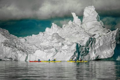 Varias piraguas en el Océano Antártico. / L. MARTÍNEZ