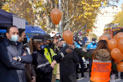 Reparto de globos a las autoridades en el acto conmemorativo del D?a Mundial en Recuerdo de las V?ctimas de Accidentes de Tráfico celebrado en Valladolid. | ICAL