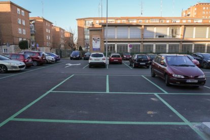 Nuevo aparcamiento para residentes en el colegio Felipe II, en el barrio del Cuatro de Marzo. J.M. LOSTAU