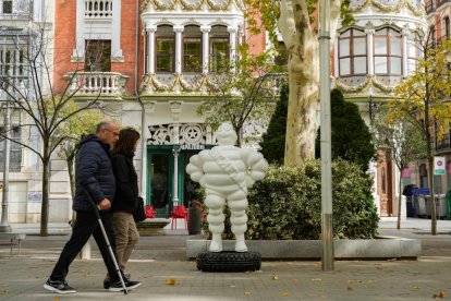 Los muñecos Bibendum de Michelin por Valladolid en el 50 aniversario de la fábrica. Acera de Recoletos. -J.M. LOSTAU.