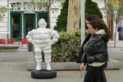 Los muñecos Bibendum de Michelin por Valladolid en el 50 aniversario de la fábrica. Acera de Recoletos. -J.M. LOSTAU.