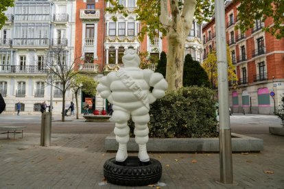 Los muñecos Bibendum de Michelin por Valladolid en el 50 aniversario de la fábrica. Acera de Recoletos. -J.M. LOSTAU.
