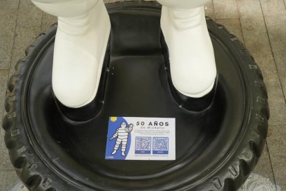 Los muñecos Bibendum de Michelin por Valladolid en el 50 aniversario de la fábrica. Calle Santiago. -J.M. LOSTAU.