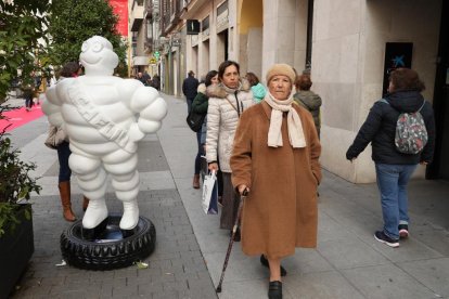 Los muñecos Bibendum de Michelin por Valladolid en el 50 aniversario de la fábrica. Calle Santiago. -J.M. LOSTAU.