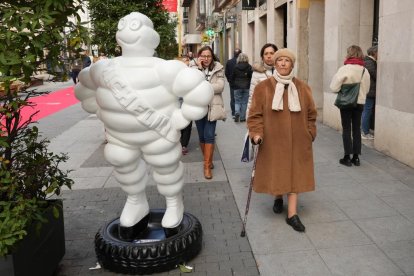 Los muñecos Bibendum de Michelin por Valladolid en el 50 aniversario de la fábrica. Calle Santiago. -J.M. LOSTAU.