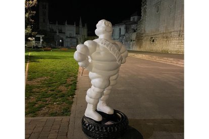Los muñecos Bibendum de Michelin por Valladolid en el 50 aniversario de la fábrica. Plaza de Portugalete. -ICAL.
