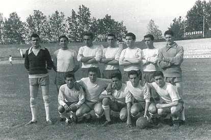 Los jugadores que consiguieron el ascenso a Tercera el año 62 posan en formación.