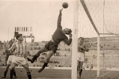 El internacional José Antonio Cantero realiza una espectacular parada.