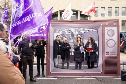 La secretaria de Políticas Sociales e Igualdad de UGT Castilla y León, Victoria Zumalacárregui, y la secretaria autonómica de Mujeres, Igualdad y Políticas Sociales de CCOO, Yolanda Martín junto a los secretarios regionales de CCOO Vicente Andrés y UGT Faustino Temprano en una concentración con motivo del Día Internacional de la Mujer.- ICAL