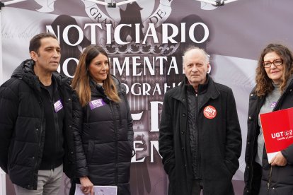 La secretaria de Políticas Sociales e Igualdad de UGT Castilla y León, Victoria Zumalacárregui, y la secretaria autonómica de Mujeres, Igualdad y Políticas Sociales de CCOO, Yolanda Martín junto a los secretarios regionales de CCOO Vicente Andrés y UGT Faustino Temprano en una concentración con motivo del Día Internacional de la Mujer.- ICAL