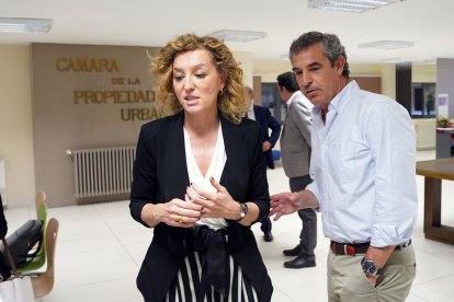 La directora general de Vivienda de la Junta de Castilla y León, María Pardo, visita la oficina antiokupación de la Cámara de la Propiedad Urbana de Valladolid.- ICAL