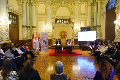 Lectura del Manifiesto del Día Internacional de la Mujer, con motivo del 8 de marzo, a cargo de la presidenta de la Confederación Española de Asociaciones de Padres y Madres del Alumnado (Ceapa), Luisa María Capellán.- ICAL