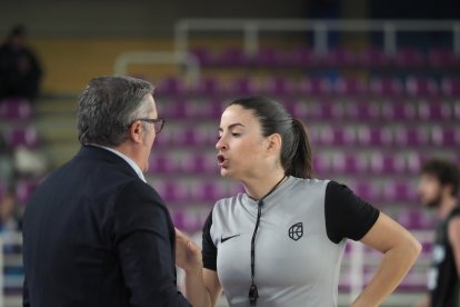 La colegiado Sandra Sánchez se dirige en un tono desafiante a Paco García. / EL MUNDO