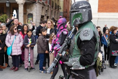 Desfile de cosplay en la Plaza Mayor de Valladolid por el Salón del Cómic y Manga XVII. -J.M. LOSTAU
