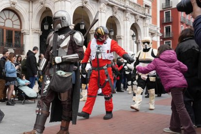 Desfile de cosplay en la Plaza Mayor de Valladolid por el Salón del Cómic y Manga XVII. -J.M. LOSTAU