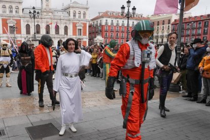 Desfile de cosplay en la Plaza Mayor de Valladolid por el Salón del Cómic y Manga XVII. -J.M. LOSTAU