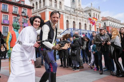 Desfile de cosplay en la Plaza Mayor de Valladolid por el Salón del Cómic y Manga XVII. -J.M. LOSTAU