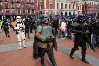 Desfile de cosplay en la Plaza Mayor de Valladolid por el Salón del Cómic y Manga XVII. -J.M. LOSTAU