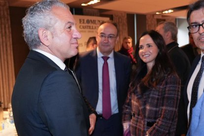 Nicanor Sen, delegado del Gobierno en Castilla y León, Miguel Manovel, consejero delegado de Enantar, y Soledad Ulibarri. Club de Prensa El Mundo - Conversaciones Políticas con Óscar Puente. -J.M. LOSTAU