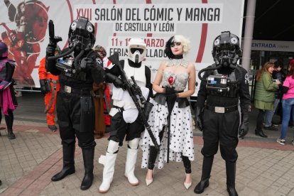 Desfile de cosplay en la Plaza Mayor de Valladolid por el Salón del Cómic y Manga XVII. -J.M. LOSTAU