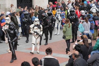 Desfile de cosplay en la Plaza Mayor de Valladolid por el Salón del Cómic y Manga XVII. -J.M. LOSTAU