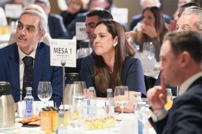El presidente de Alsa, Jacobo Cosmen, y la presidenta de Edigrup, Adriana Ulibarri. Club de Prensa El Mundo - Conversaciones Políticas con Óscar Puente. Conversaciones Políticas con Óscar Puente. -J.M. LOSTAU