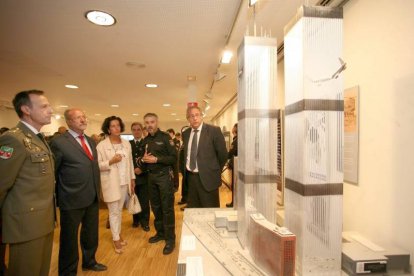 El alcalde de Valladolid, Javier León de la Riva; el subdelegado del Gobierno en Valladolid, José Antonio Martínez Bermejo; el jefe superior de Policía en Castilla y León, Manuel Javier Peña; y la concejala de Cultura, Mercedes Cantalapiedra; inauguran la exposición 'Tres siglos en la escena del crimen