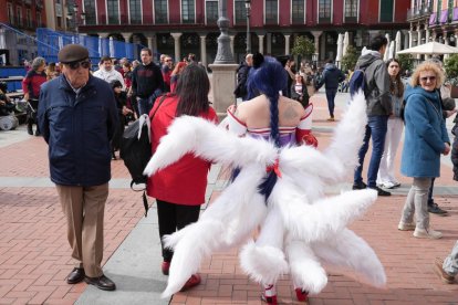 Desfile de cosplay en la Plaza Mayor de Valladolid por el Salón del Cómic y Manga XVII. -J.M. LOSTAU