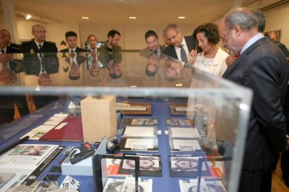 El alcalde de Valladolid, Javier León de la Riva; el subdelegado del Gobierno en Valladolid, José Antonio Martínez Bermejo; el jefe superior de Policía en Castilla y León, Manuel Javier Peña; y la concejala de Cultura, Mercedes Cantalapiedra; inauguran la exposición 'Tres siglos en la escena del crimen