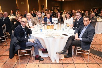 David Serrada Pariente (Diputado socialista por Burgos), María Luz Martínez Seijo (Diputada socialista por Palencia), José Luis Aceves Galindo (Diputado socialista por Segovia), José Luis Vázquez (Portavoz adjunto Grupo PSOE en las Cortes), Felipe Ramos (Subdirector de El Mundo – Diario de Castilla y León), Silvia Zancazo (Directora de Comunicación del Ministerio de Transportes y Movilidad Sostenible), Ana Sánchez (Secretaria de Organización del PSCyL), Álvaro Morales (Diputado socialista por Burgos), y Vicente Andrés Granado (Secretario General de CCOO Castilla y León). Club de Prensa El Mundo - Conversaciones Políticas con Óscar Puente. -J.M. LOSTAU