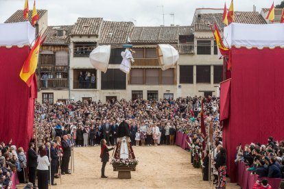 Ceremonia de ‘La Bajada del Ángel’ en la localidad de Peñafiel (Valladolid) el Domingo de Resurrección. / DOS SANTOS / ICAL