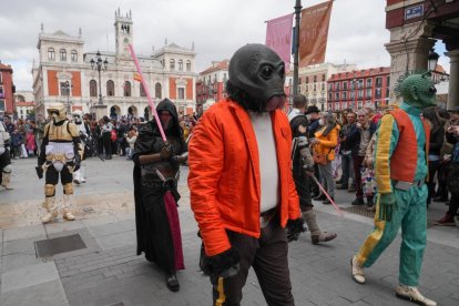 Desfile de cosplay en la Plaza Mayor de Valladolid por el Salón del Cómic y Manga XVII. -J.M. LOSTAU