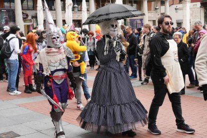 Desfile de cosplay en la Plaza Mayor de Valladolid por el Salón del Cómic y Manga XVII. -J.M. LOSTAU