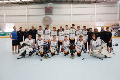 Selección sub16 de España tras el triunfo en el debut en Canterac. / J. M. LOSTAU