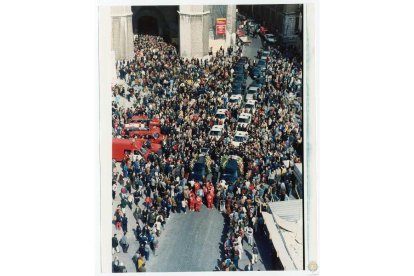 Multitud de personas acudieron a despedir a los bomberos fallecidos en la discoteca Siete Siete José Luis Vidal Arias y Juan Carlos Matarranz. La corporación municipal asistió también y todo el cuerpo de bomberos. | ARCHIVO MUNICIPAL