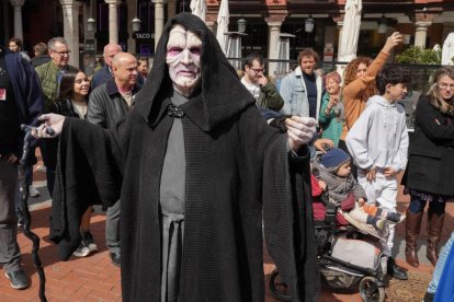 Desfile de cosplay en la Plaza Mayor de Valladolid por el Salón del Cómic y Manga XVII. -J.M. LOSTAU