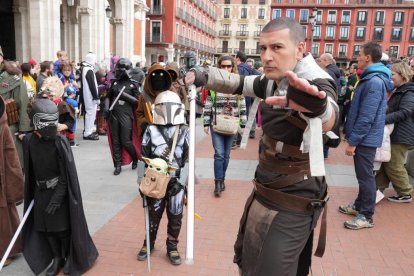 Desfile de cosplay en la Plaza Mayor de Valladolid por el Salón del Cómic y Manga XVII. -J.M. LOSTAU