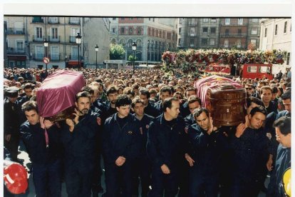Multitud de personas acudieron a despedir a los bomberos fallecidos en la discoteca Siete Siete José Luis Vidal Arias y Juan Carlos Matarranz. La corporación municipal asistió también y todo el cuerpo de bomberos. | ARCHIVO MUNICIPAL