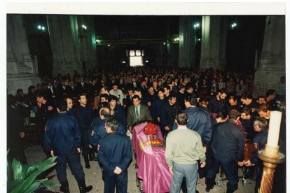 Multitud de personas acudieron a despedir a los bomberos fallecidos en la discoteca Siete Siete José Luis Vidal Arias y Juan Carlos Matarranz. La corporación municipal asistió también y todo el cuerpo de bomberos. | ARCHIVO MUNICIPAL