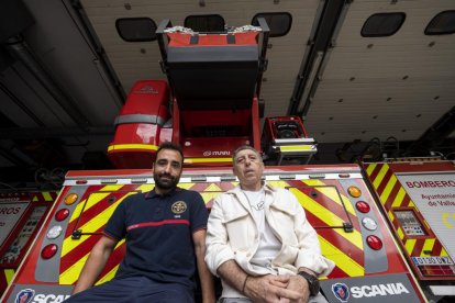 Los bomberos Jaime VIdal (hijo del sargento que murió en el incendio del Siete Siete en el 96) y Jesús González esta semana en el parque de bomberos de Mieses. PHOTOGENIC
