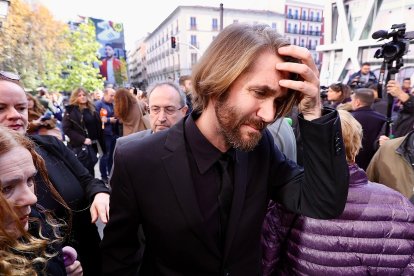 El hijo de Concha Velasco acude a la capilla ardiente de la actriz vallisoletana en el Teatro La Latina de Madrid. -ICAL