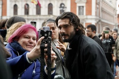 Yon González se fotografía con una mujer antes del preestreno de los primeros capítulos de la serie 'Memento Mori'. / ICAL